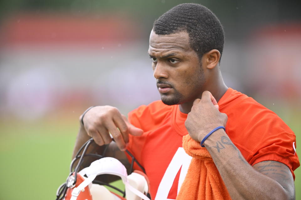 Cleveland Browns football player Deshaun Watson walks off the field during an NFL football match at the team's training camp Wednesday, June 1, 2022, in Berea, Ohio.  (Photo by AP / David Richard)