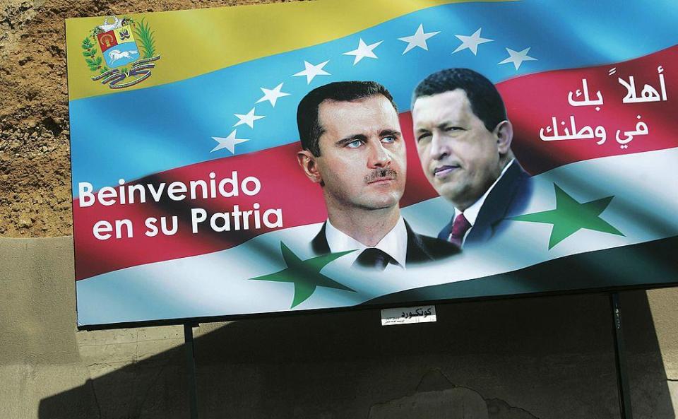 Valla con la imagen de Bashar al Asad y Hugo Chávez.