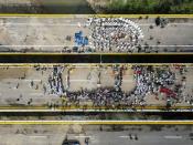 Venezuela and Colombia reopen completely the border at the Coronel Atanasio Girardot binational bridge in Urena