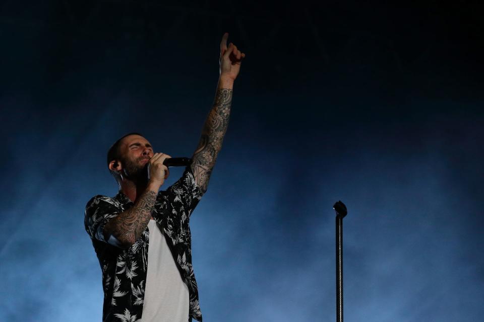 <p>Bands sind eher selten in der Liste. Maroon 5 kämpfen gegen den (Einzel-)Personenkult an - mit "Sugar". 3,87 Mrd. Views bedeuten Platz 7. Zu sehen hier: www.youtube.com/watch?v=09R8_2nJtjg (Bild: Suhaimi Abdullah/Getty Images)</p> 