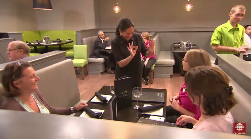 這家餐廳必須使用手語點餐。(圖/翻攝自YouTube)