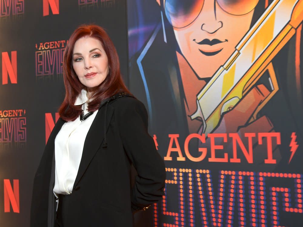 Priscilla Presley posiert vor einem Plakat der Netflix-Zeichentrickserie "Agent Elvis". (Bild: Charley Gallay/Getty Images for Neflix)