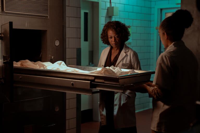 Alfre Woodard como la doctora Cody