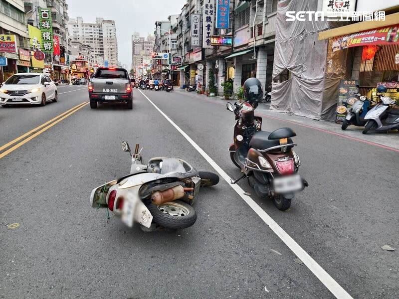 鸚鵡飛落釀追撞車禍，造成1人受傷、鳥跛腳。（圖／翻攝畫面）