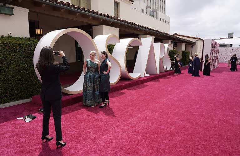 La alfombra roja de los premios Oscar lista para recibir a los nominados en Los Angeles