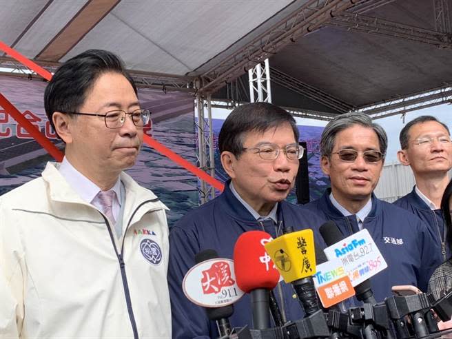 台灣遭批「行人地獄」，交通部長王國材(左二)說，行人路權列為交通部施政重點。(呂筱蟬攝)