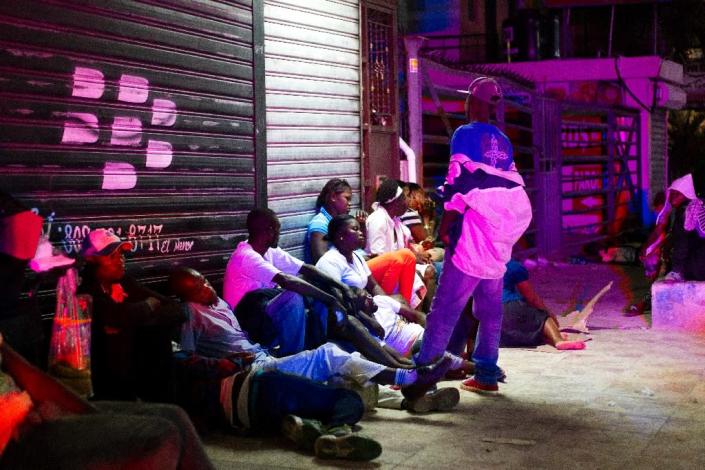 Haitians queue up at night to legalize their status at the Interior Ministry in Santo Domingo, on June 16, 2015 (AFP Photo/Erika Santelices)