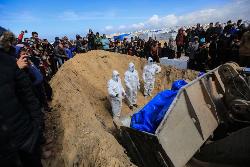 Palestinians bury the bodies of 48 Palestinians, handed over by the Israeli army through the Kerem Shalom border crossing, in a mass grave in the city of Rafah. According to the Palestinian Ministry of Health, most of the bodies are Palestinians who were martyred during the siege of Nasser Hospital in Khan Yunis. Mohammed Talatene/dpa