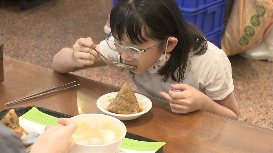 黃仁勳旋風餘波盪漾 「加持肉粽店」一早大排長龍