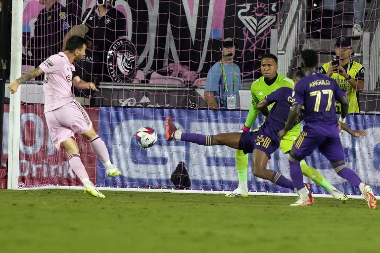 Messi ya sacó el derechazo, que terminará con la pelota dentro del arco de Orlando City: fue su segundo gol en la noche