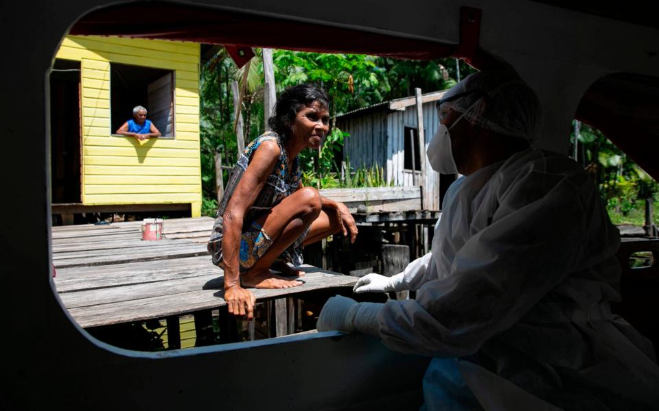 Government health workers conduct Covid-19 tests in riverside communities of the municipality of Melgaco -  TARSO SARRAF/AFP