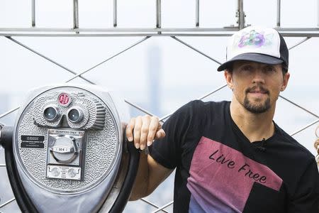 Singer Jason Mraz poses for pictures on top of the Empire State Building as he announces "The Five Boroughs Tour" and celebrates the release of his latest album, "Yes", in New York July 16, 2014. REUTERS/Lucas Jackson