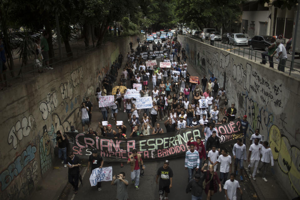 Residents of Pavao-Pavaozinho slum march in protest against the death of Douglas Rafael da Silva Pereira before his burial in Rio de Janeiro, Brazil, Thursday, April 24, 2014. The protest followed the burial of Douglas Pereira, whose shooting death sparked clashes Tuesday night between police and residents of the Pavao-Pavaozinho slum. (AP Photo/Felipe Dana)