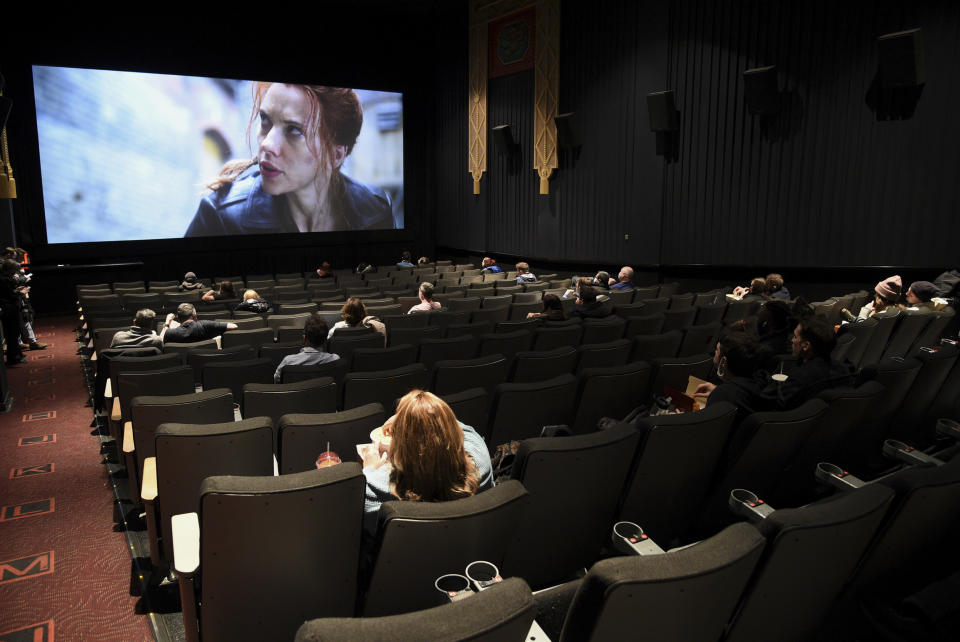 ARCHIVO - Público en una función con distanciamiento social en el cine AMC Lincoln Square 13 en el primer día con cines reabiertos en Nueva York el 5 de marzo de 2021. Después de un año de incertidumbre y cambios en el calendario de estrenos habrá una temporada veraniega en el cine. (Foto Evan Agostini/Invision/AP, archivo)