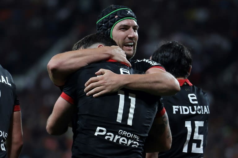 François Cros célèbre un essai de son coéquipier Lucas Tauzin contre La Rochelle en championnat, le 2 juin 2024 à Toulouse (Valentine CHAPUIS)