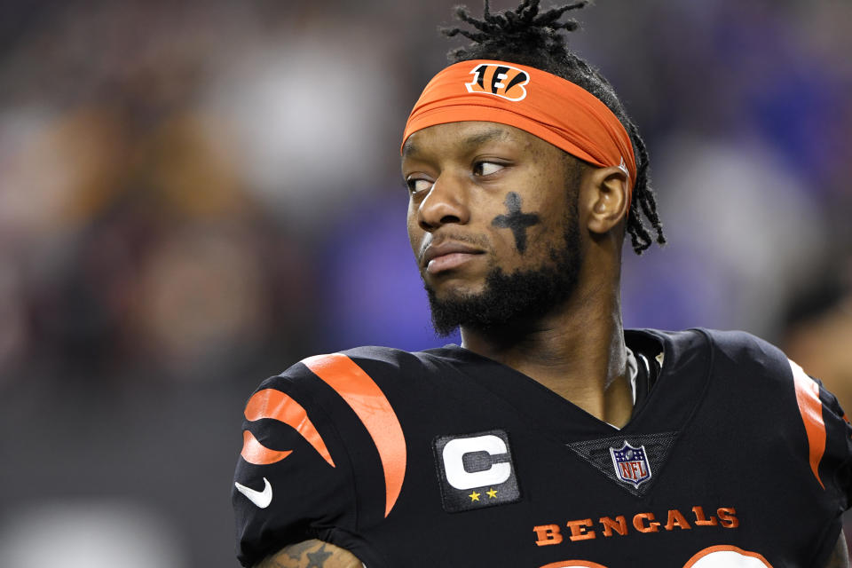 CINCINNATI, OH - JANUARY 02: Cincinnati Bengals half back Joe Mixon (28) warms up for the NFL football game between the Buffalo Bills and the Cincinnati Bengals on January 2, 2023, at Paycor Stadium in Cincinnati, Ohio. (Photo by Michael Allio/Icon Sportswire via Getty Images)