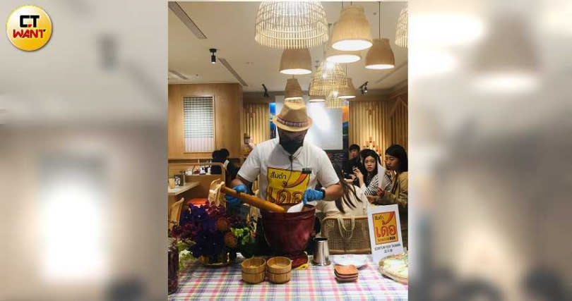 青木瓜沙拉是以搗拌手法讓香料與醬汁入味。（圖／余玫鈴攝） 