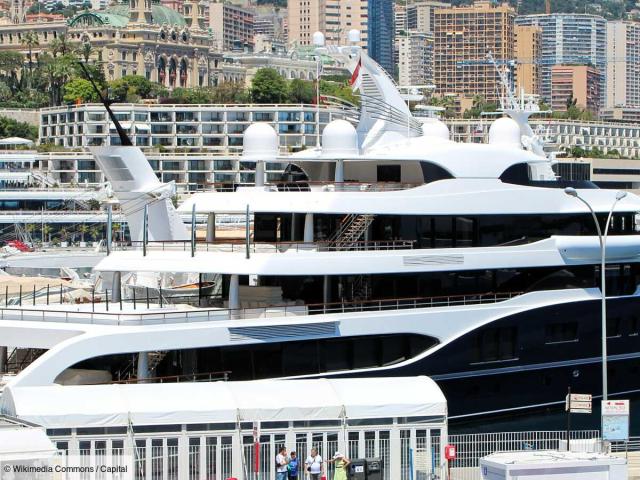 Le méga-yacht de Bernard Arnault, beaucoup trop grand pour le port de Naples