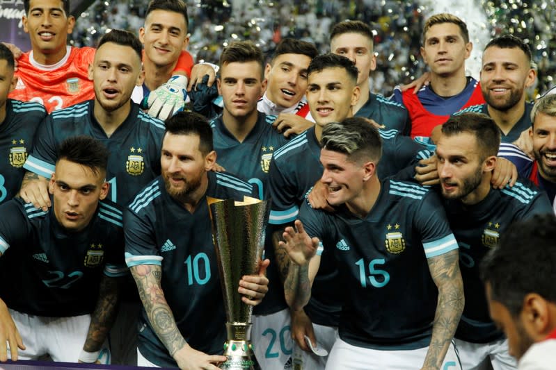 Foto del viernes de Lionel Messi y sus compañeros celebrando la victoria de Argentina sobre Brasil en un amistoso en Riad