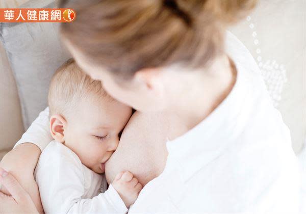 嬰兒餵母乳就好？何時可添副食品？讓小兒科醫師來解答