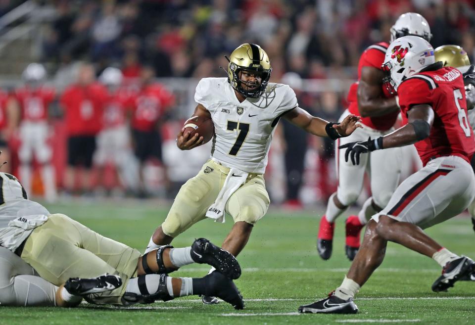 Army quarterback Jemel Jones (7) runs with the ball against Ball State in the fourth quarter last season.