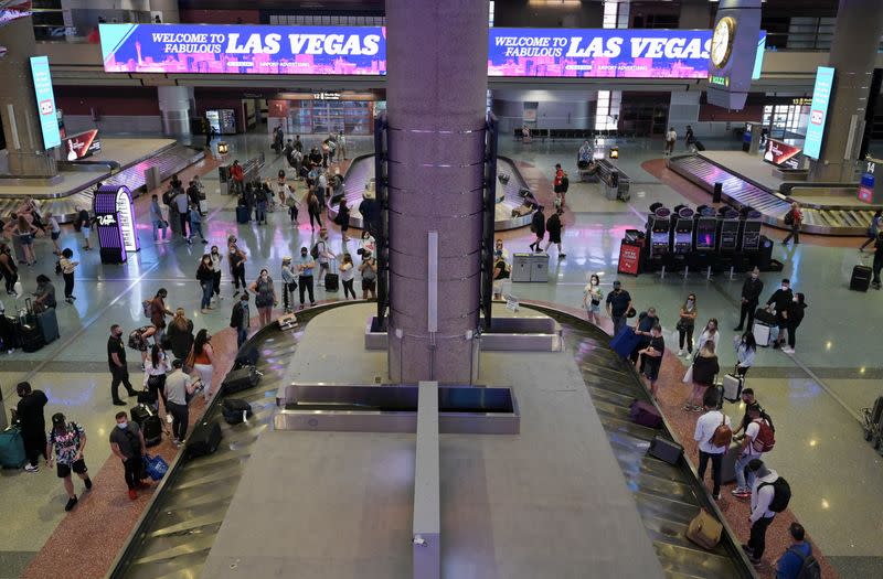 Travelers flock to Las Vegas ahead of Memorial Day