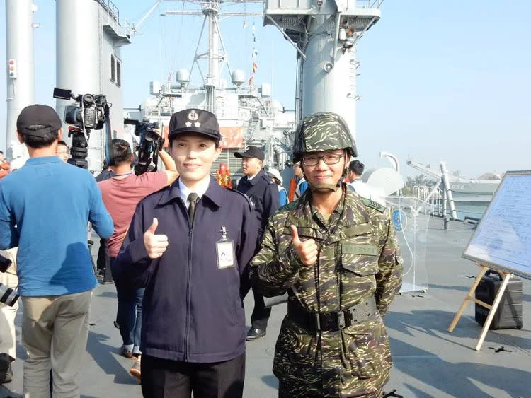 2017年時，海軍首位二代艦女艦長尤鐿濂中校(左)，與海軍陸戰隊首位女性兩棲登陸車車長上士分隊長林鶯鴦(右)合影。翻攝自漢聲廣播電臺臉書