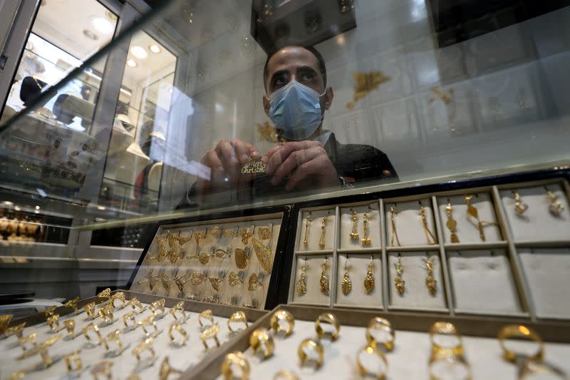 Gaza jeweller struggles to sell Christmas gold