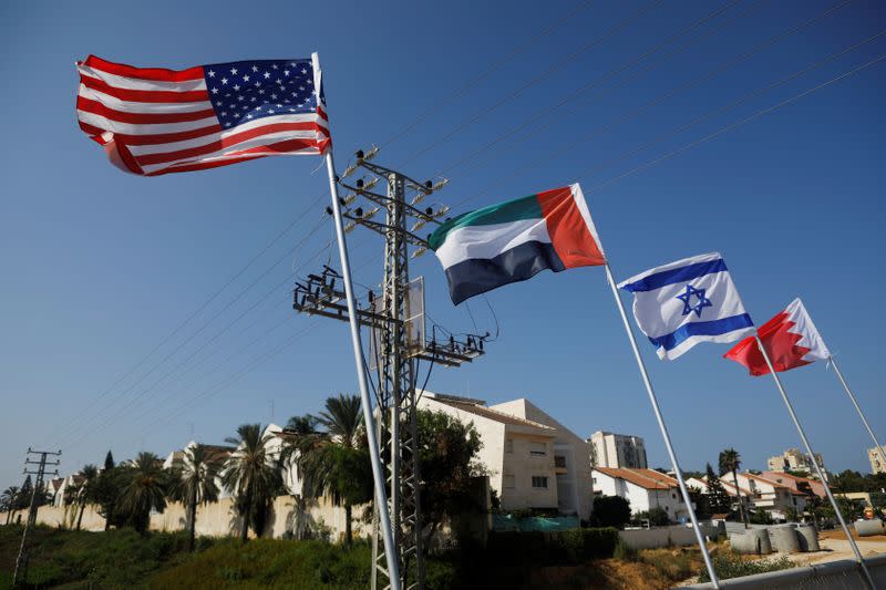 Las banderas de EEUU, EUA, Israel y Baréin ondean a lo largo de un camino en Netanya