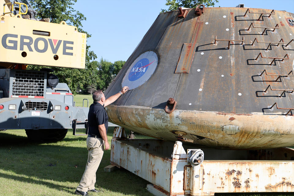 Pablo de León, Vorsitzender der Abteilung für Weltraumstudien an der University of North Dakota, inspiziert das NASA-Logo auf der Orion-Kapsel, mit der 2009 das Max Abort Launch System (MLAS) getestet wurde.