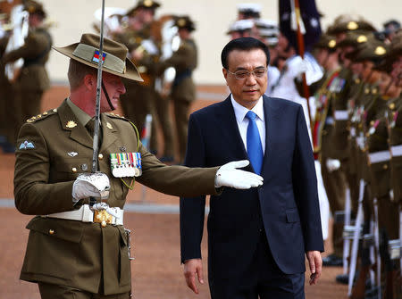 Chinese Premier Li Keqiang inspects an honour guard during an official welcoming ceremony at Parliament House in Canberra, Australia, March 23, 2017. REUTERS/David Gray