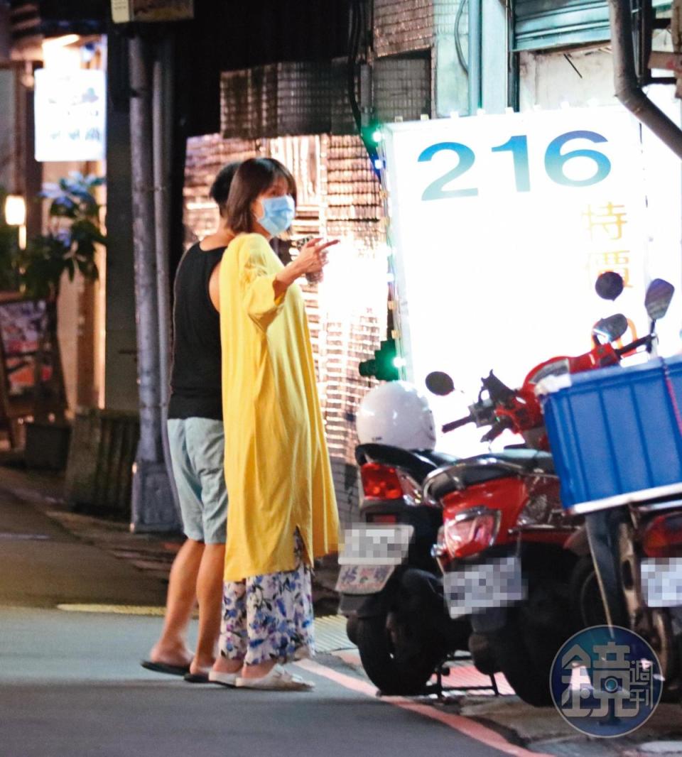 9月29日20:51，曾沛慈（右）與黑壯男子吃完晚餐不夠，還有外帶飯後甜食的行程。