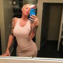 “Guten Morgen”, schrieb Amber Rose zu diesem Instagram-Schnappschuss. Betrachter werden aber vermutlich weniger Augen für ihr Reinigungsprodukt, das sie in der Hand hält, haben, sondern vielmehr für ihren BH-befreiten Vorbau samt Brustwarzen-Piercings. (Bild-Copyright: Instagram/amberrose)