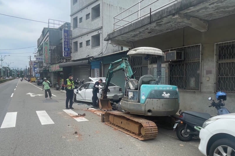 龍潭男子開小怪手砸車  警方到場了解 桃園市龍潭區男子16日上午疑似與妻子爭吵，酒後竟 開著小型怪手砸自家轎車，龍潭警分局龍潭派出所獲 報後，派員到場制止並了解案情。 （翻攝照片） 中央社記者吳睿騏桃園傳真  113年6月16日 