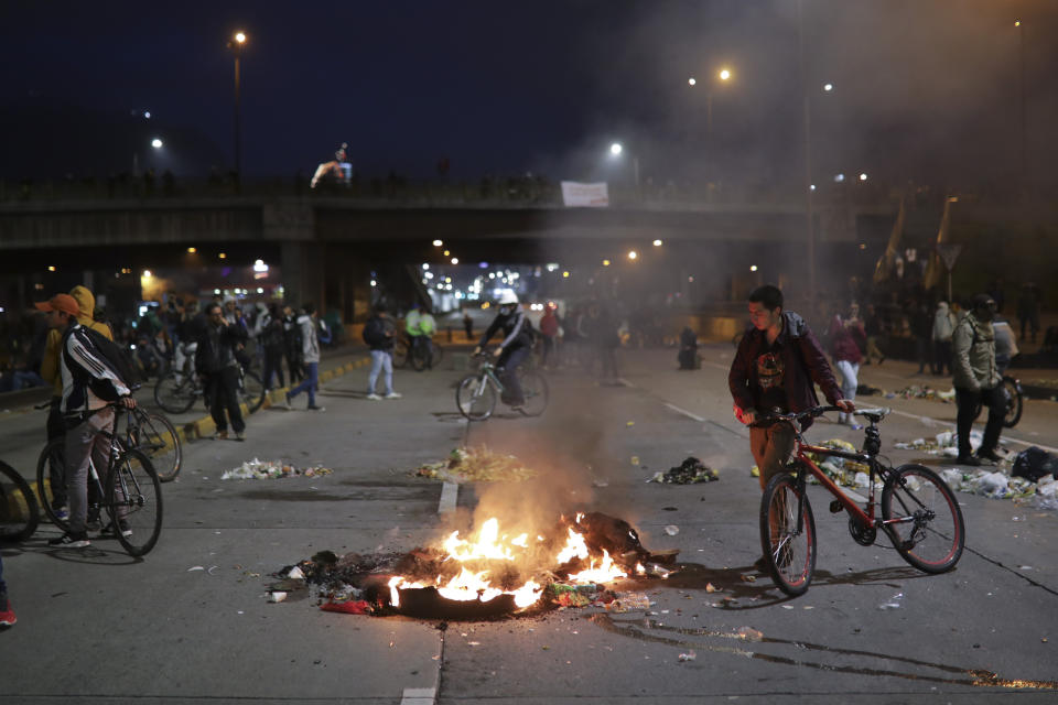 Anti-government protesters burn trash on a street during a nationwide strike in Bogota, Colombia, Thursday, Nov. 21, 2019. Colombia's main union groups and student activists called for a strike to protest the economic policies of Colombian President Ivan Duque government and a long list of grievances. (AP Photo/Ivan Valencia)