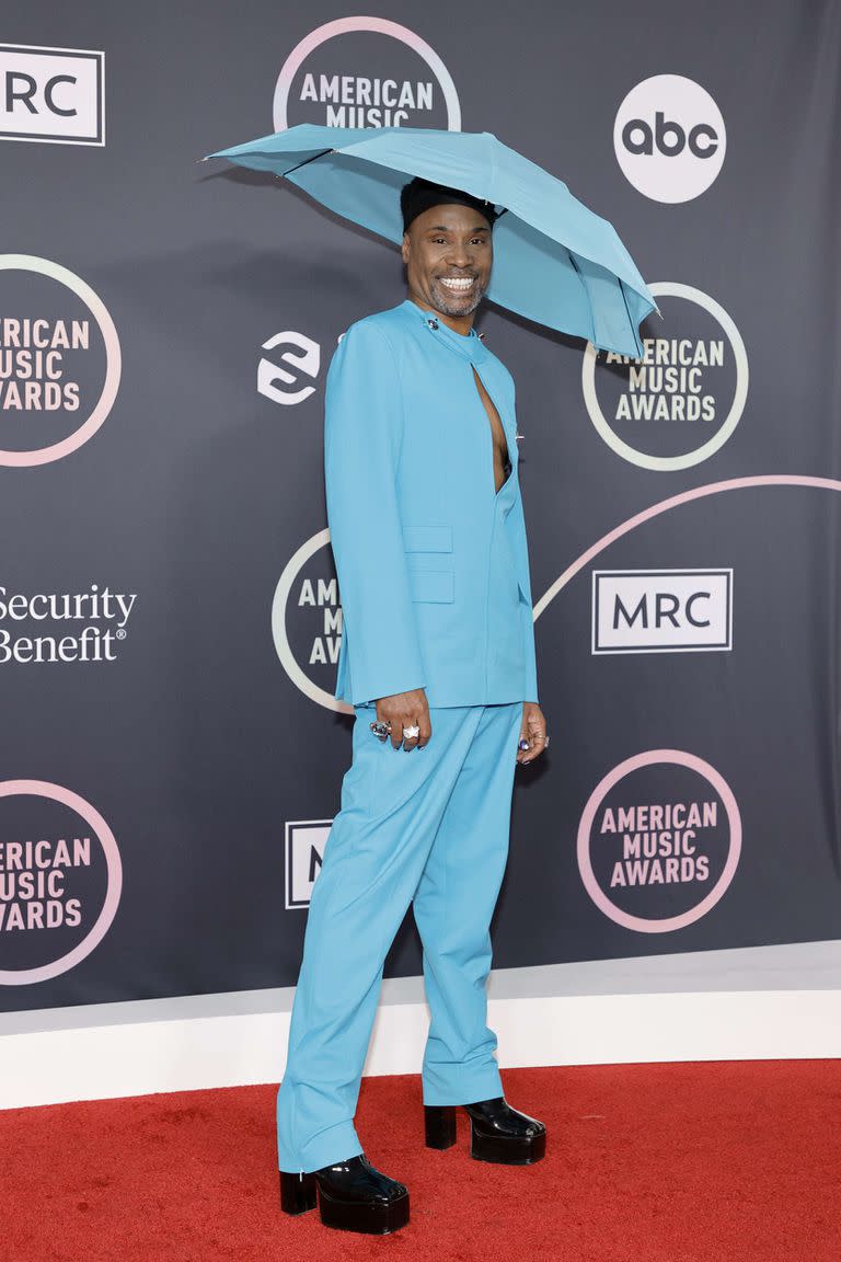 Qué look. Con un sorprendente accesorio y zapatos de plataforma, Billy Porter fue otra de las grandes figuras que dijo presente en los American Music Awards 