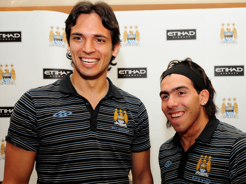 21,2 Millionen Euro ließ sich Manchester City in der Saison 2009/10 den Fußballer Roque Santa Cruz (l.) kosten. Heute hingegen wäre sein Wechsel von den Blackburn Rovers zu den Citizens unter 57,4 Millionen Euro kaum denkbar. (Bild-Copyright: Andrew Parsons/AP Photo)