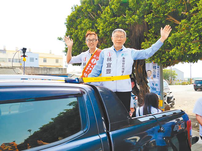 民眾黨主席柯文哲（右）11日在麥寮鄉車隊掃街，與候選人林宜豊（左）尋求選民支持，希望為民眾黨拿下第1席鄉鎮長。（張朝欣攝）