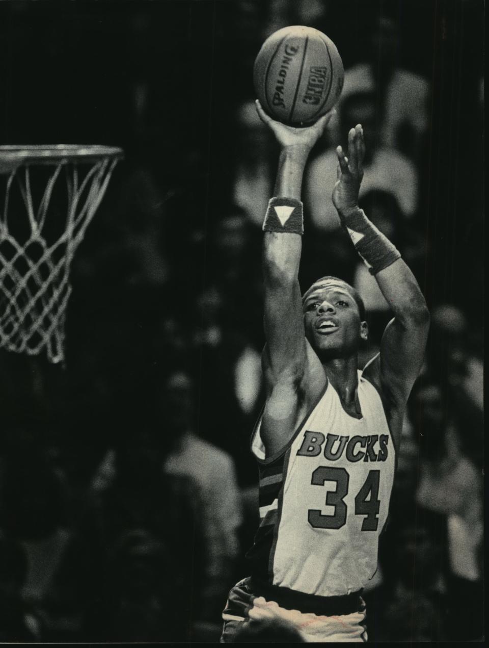 Terry Cummings went up to score against the Bulls on December 26, 1984.