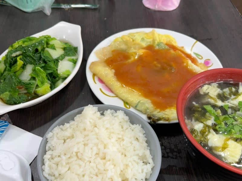 ▲網友分享他在台北東區的奢華午餐，有加蛋蚵仔煎、蛋花湯、燙青菜和一碗白飯，眾人狂猜這餐「含房租500元」。（圖／翻攝自PTT）