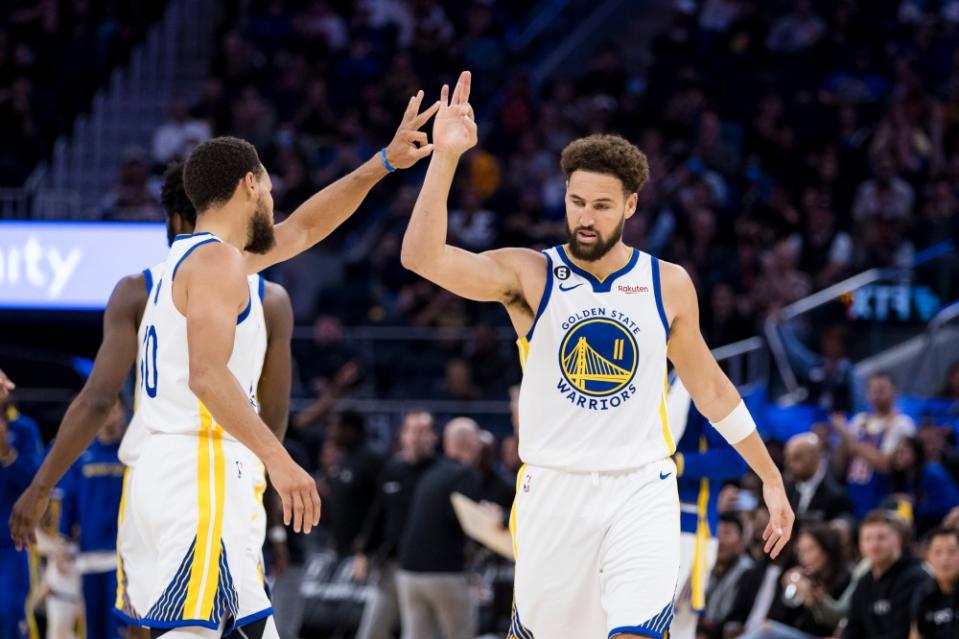 Klay Thompson high fives Stephen Curry