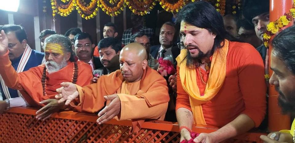 <div class="paragraphs"><p>Narendra Giri (left) with chief minister Yogi Adityanath and Anand Giri (extreme right)</p></div>