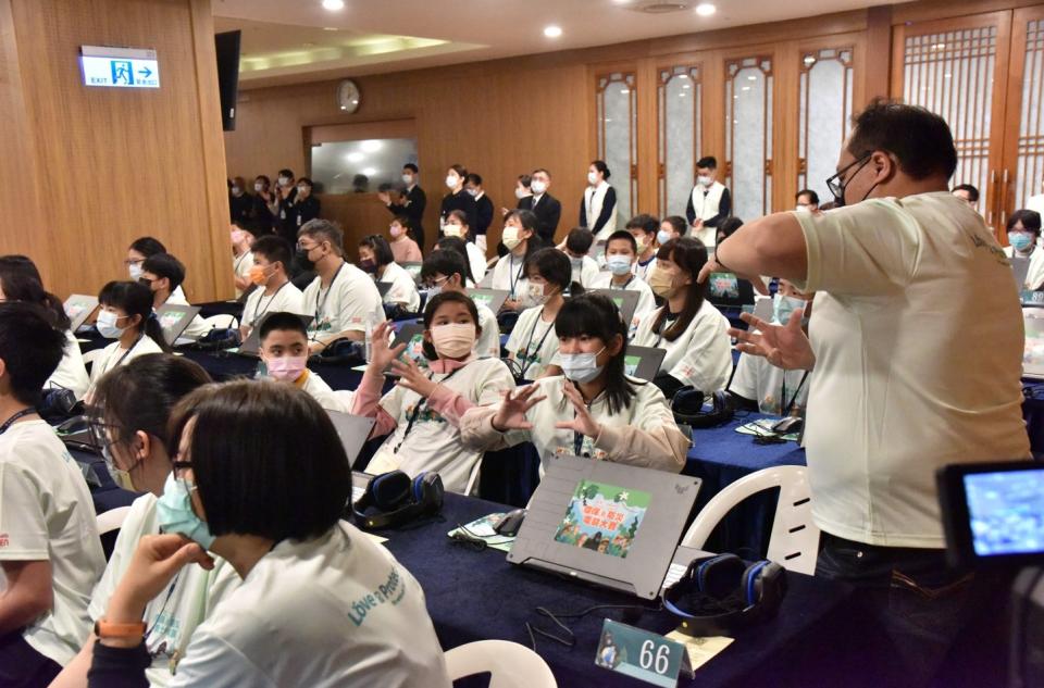 今年參賽學校看見啟聰學校加入，三位聽障生在師長的用心教導下努力學習，他們不被身體所障礙，要與所有參賽者一起角逐晉級名次。