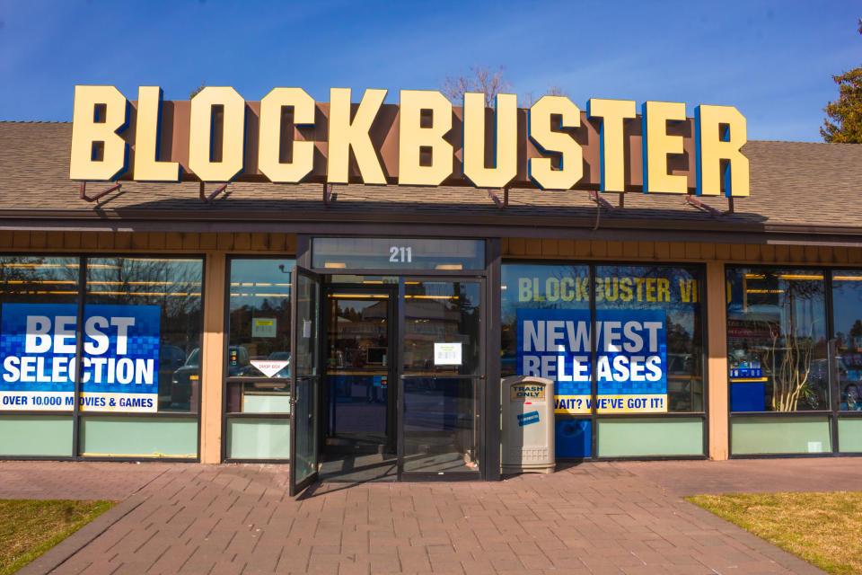 <p>Blockbuster llegó a tener más de 9.000 tiendas en el mundo y empleó aproximadamente a 58.500 personas en Estados Unidos, pero ahora no queda ningún establecimiento. La historia podría haber sido diferente si hubiera aceptado comprar Netflix por 50 millones de dólares, pero rechazaron la oferta. La guerra de precios de los DVD y los servicios de vídeo bajo demanda provocaron que la empresa se declarara en quiebra en 2010. (Foto: Getty Images).</p> 