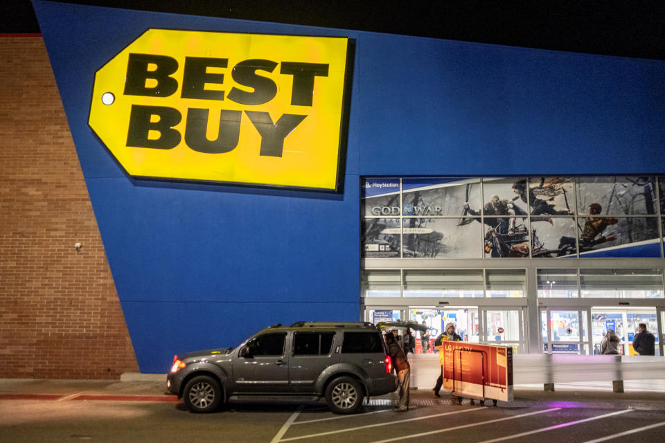 A shopper pushes a cart with a TV in front of a Best Buy store during Black Friday sales in Chicago, Illinois, U.S., November 25, 2022. REUTERS/Jim Vondruska