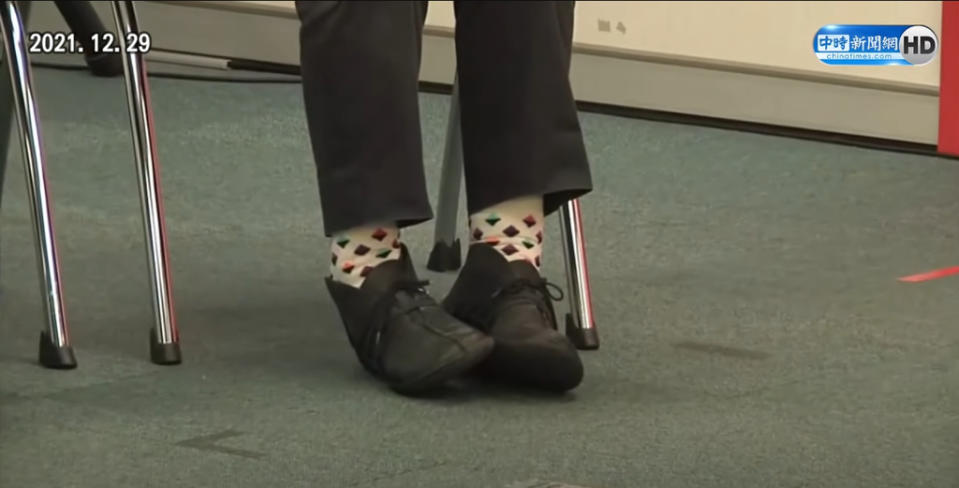 壯闊台灣聯盟理事長吳怡農去年12月29日出席民進黨記者會，突將焦點扯到總統蔡英文的襪子上。（圖為蔡英文當天所穿鞋襪／本報系影音截圖）