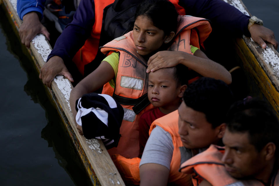 En esta imagen de archivo, migrantes que cruzaron a pie la selva del Darién desde Colombia llegan en barco a Bajo Chiquito, en Panamá, el 6 de mayo de 2023. El aumento de migrantes que van desde Colombia a Estados Unidos, a través de la selva del Darién hasta Panamá, alcanza una escala industrial que podría rondar las 500.000 personas este año. (AP Foto/Natacha Pisarenko, archivo)