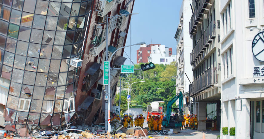 東台灣今天上午7點58分發生規模7.2地震，造成花蓮多棟大樓倒塌。（圖／立委傅崑萁辦公室提供）