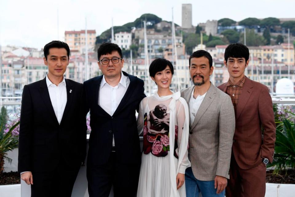 Pour l'incontournable photocall, l'équipe du film "Le Lac aux oies sauvages" du réalisateur Diao Yi'nan avait opté pour des tenues de ville simples et élégantes. De son côté, l'actrice Gwei Lun Mei rayonnait dans cette robe transparente fluide très printanière décorée par une sérigraphie d'un couple en train de s'embrasser.