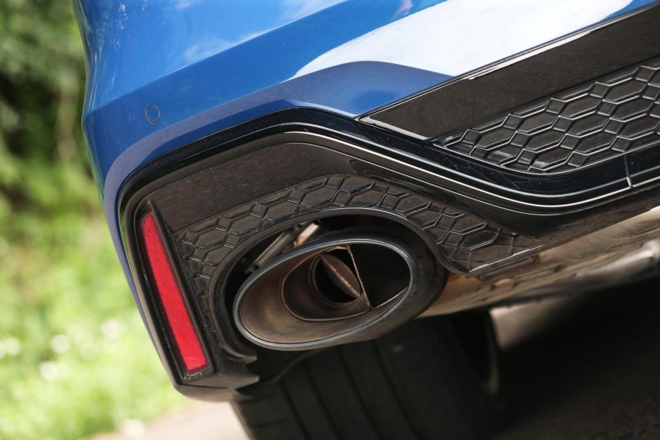 延續RS車系慣用的大口徑排氣尾管設計，內部並整合隨行車模式啟閉的排氣閥門。